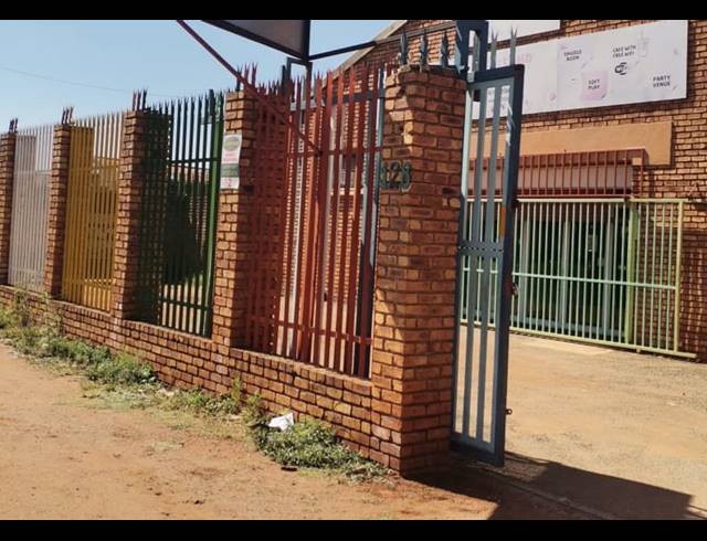 450M² BUSINESS FOR SALE IN LENASIA EXT 11